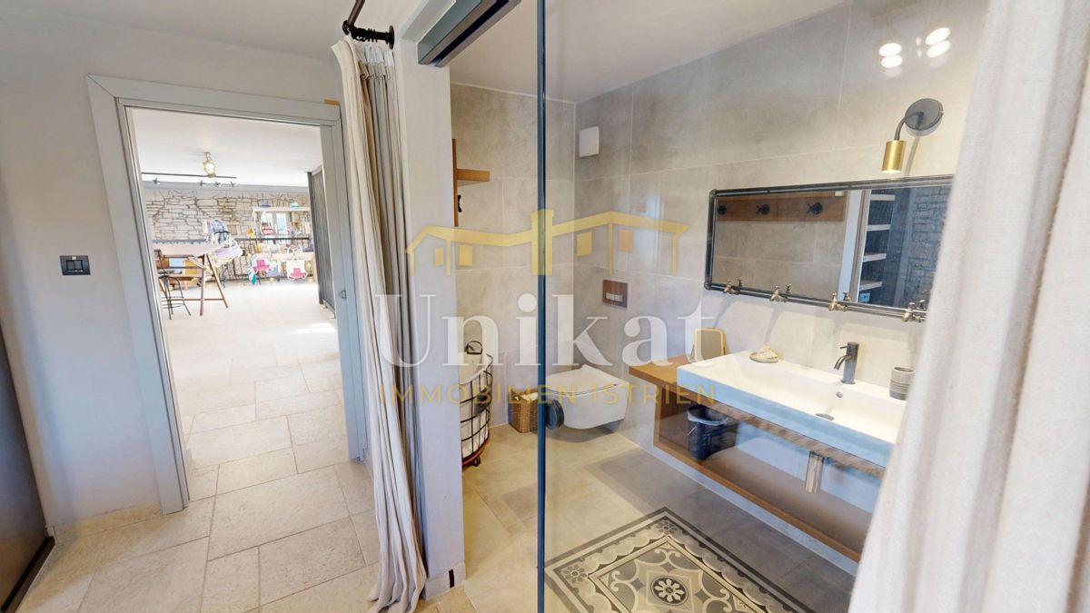 Čudovita posest z dvema kamnitima hišama in bazenom